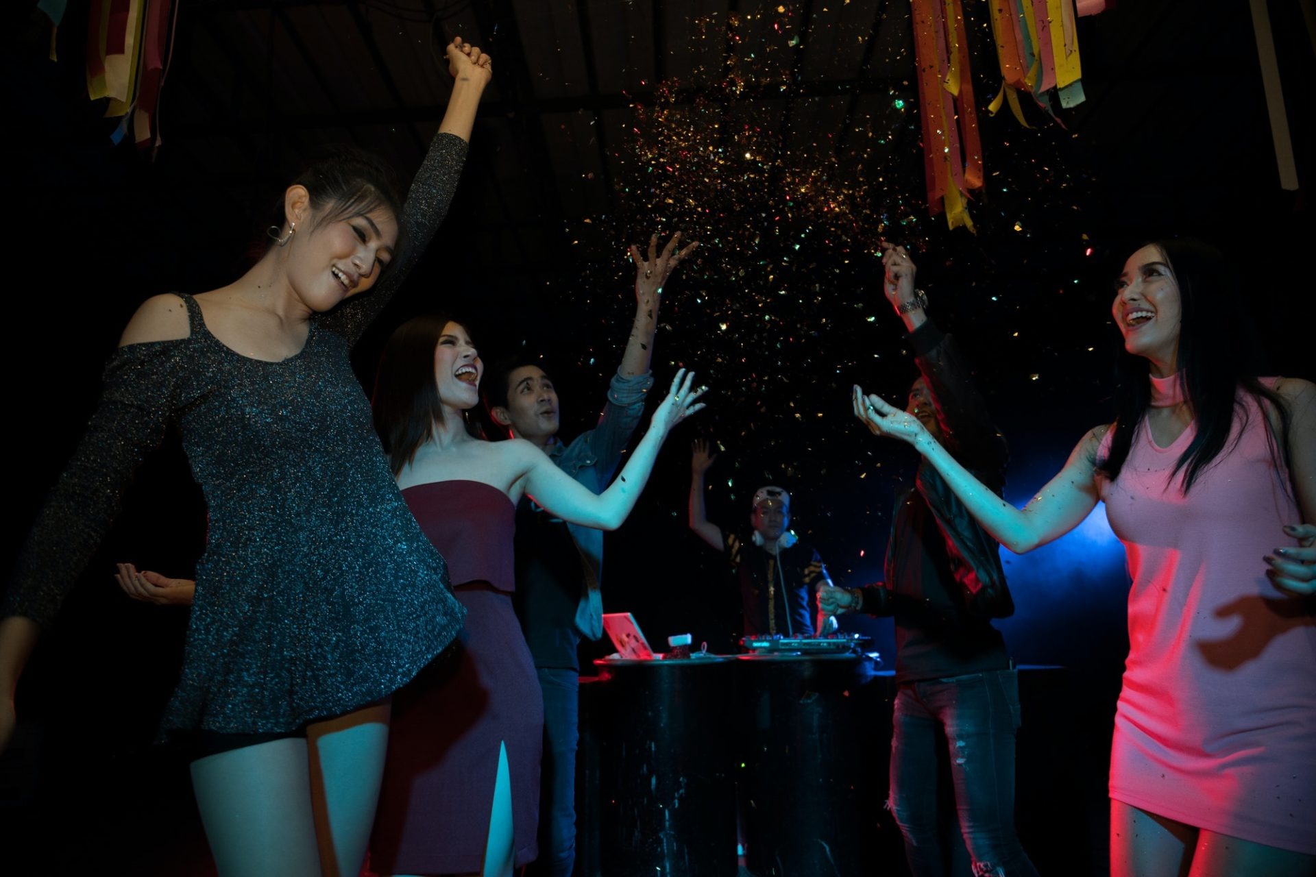 imageye___-_imgi_57_party-young-people-group-dancing-in-night-club-e1626593730109.jpg